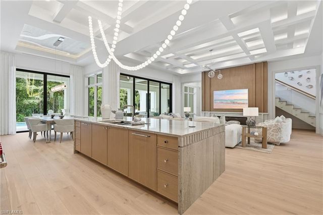 636 Fountainhead LN, Naples, FL 34103