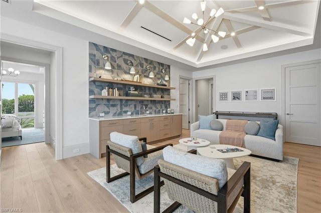 636 Fountainhead LN, Naples, FL 34103