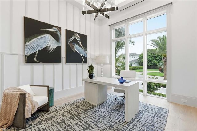 636 Fountainhead LN, Naples, FL 34103