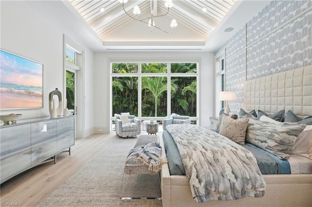 636 Fountainhead LN, Naples, FL 34103
