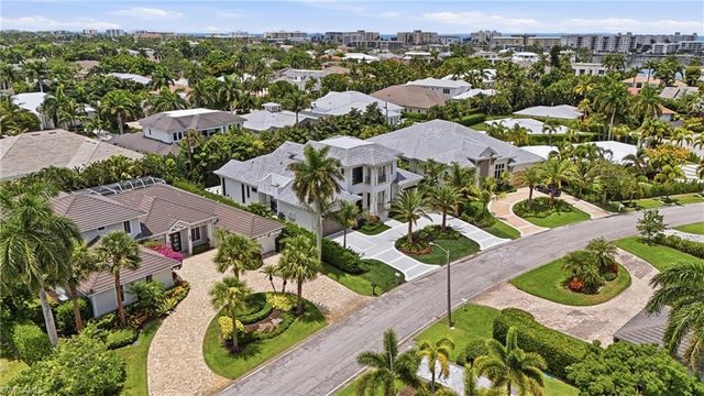 636 Fountainhead LN, Naples, FL 34103