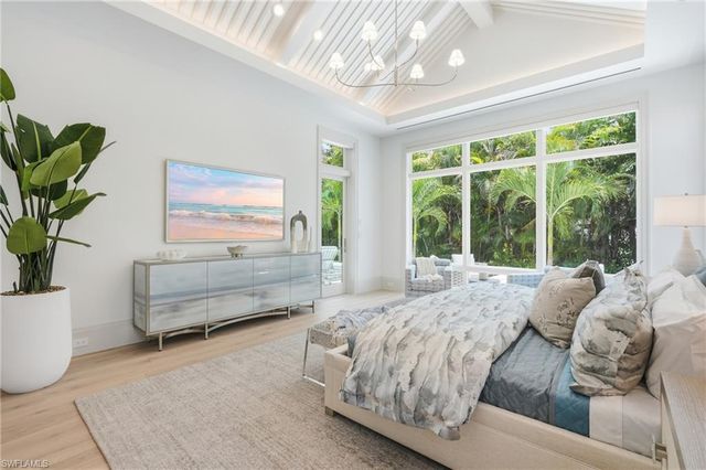 636 Fountainhead LN, Naples, FL 34103
