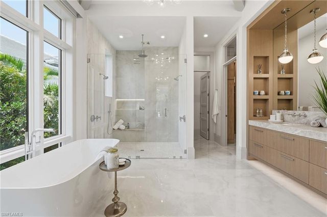 636 Fountainhead LN, Naples, FL 34103