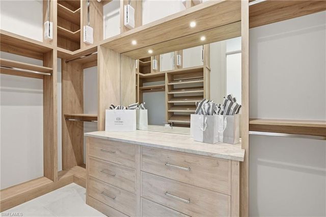 636 Fountainhead LN, Naples, FL 34103