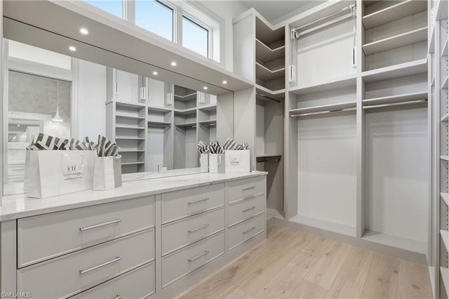 636 Fountainhead LN, Naples, FL 34103