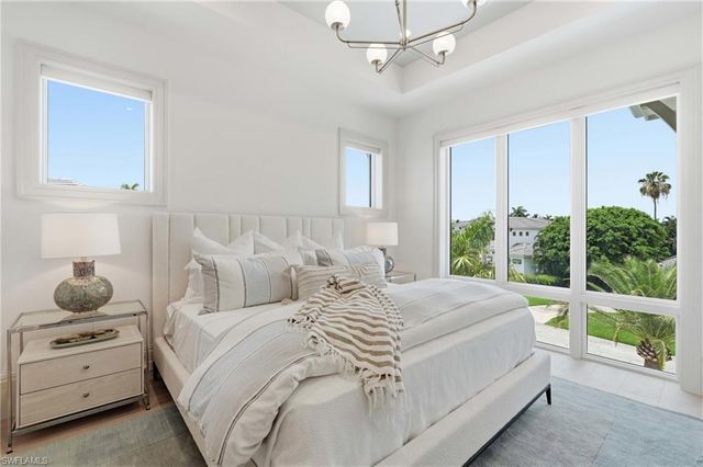 636 Fountainhead LN, Naples, FL 34103