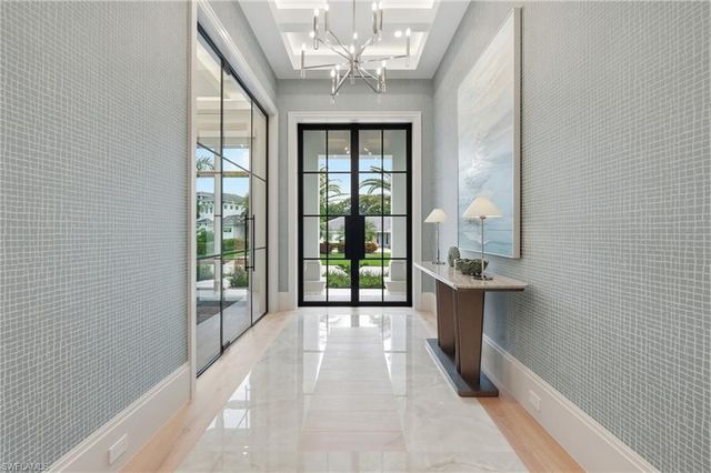 636 Fountainhead LN, Naples, FL 34103