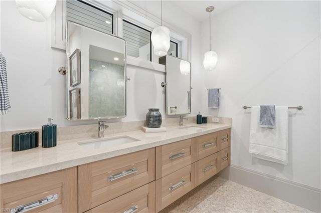 636 Fountainhead LN, Naples, FL 34103