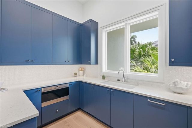 636 Fountainhead LN, Naples, FL 34103