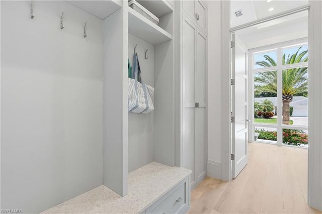 636 Fountainhead LN, Naples, FL 34103