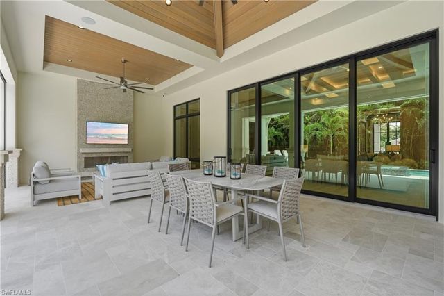 636 Fountainhead LN, Naples, FL 34103