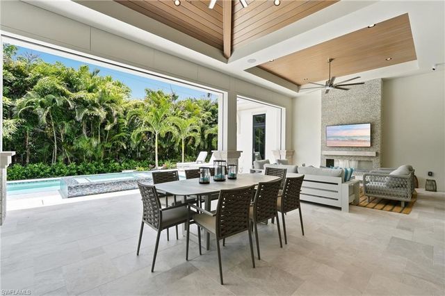 636 Fountainhead LN, Naples, FL 34103