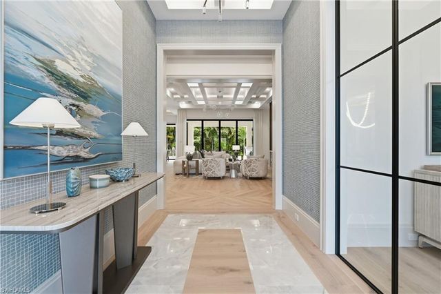 636 Fountainhead LN, Naples, FL 34103