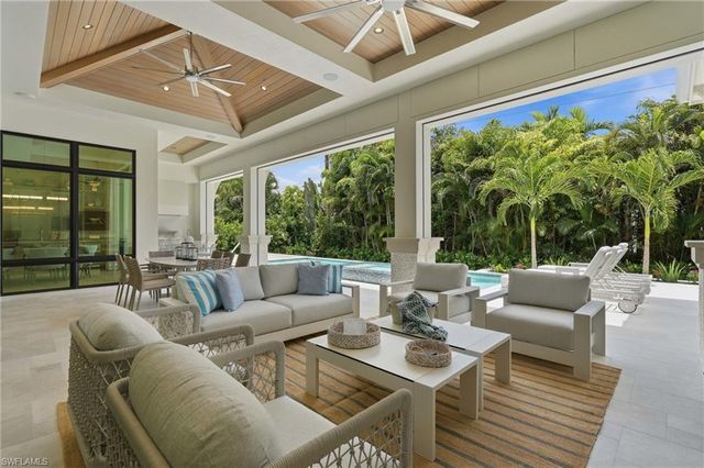 636 Fountainhead LN, Naples, FL 34103