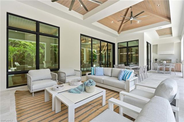 636 Fountainhead LN, Naples, FL 34103