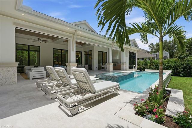 636 Fountainhead LN, Naples, FL 34103