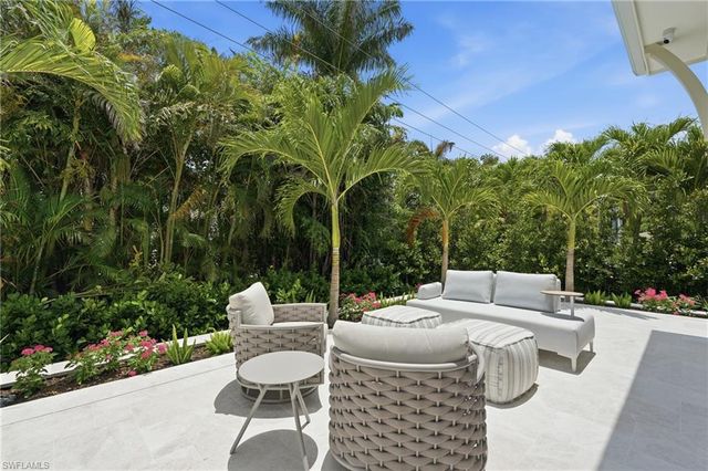 636 Fountainhead LN, Naples, FL 34103