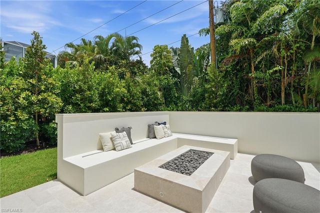 636 Fountainhead LN, Naples, FL 34103