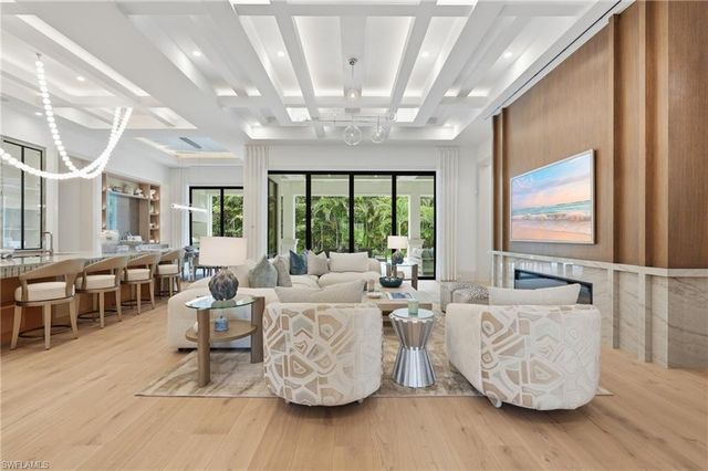 636 Fountainhead LN, Naples, FL 34103