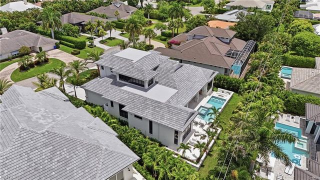 636 Fountainhead LN, Naples, FL 34103