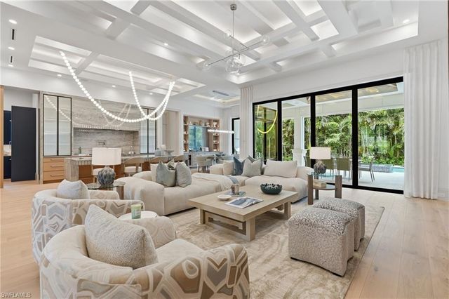 636 Fountainhead LN, Naples, FL 34103