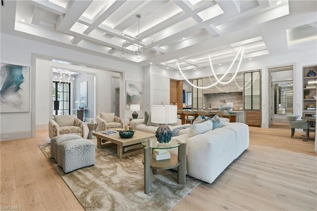 636 Fountainhead LN, Naples, FL 34103