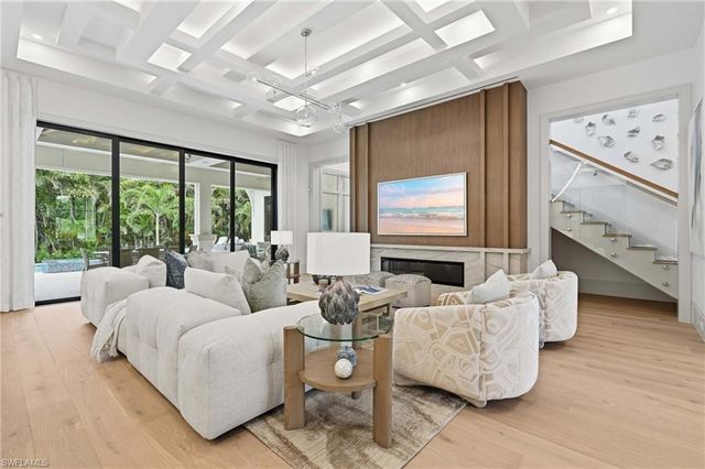 636 Fountainhead LN, Naples, FL 34103