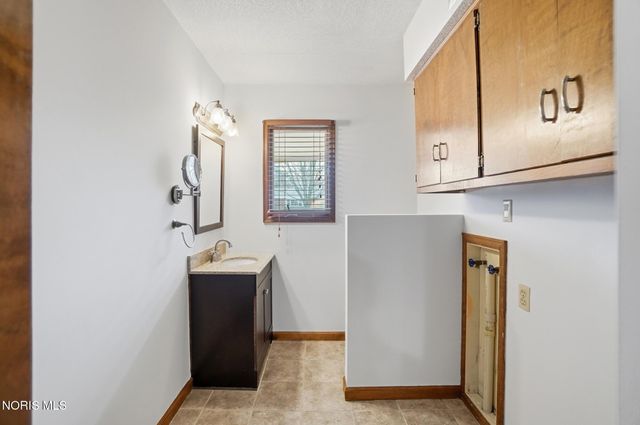 400 Chase Road, Findlay, OH 45840