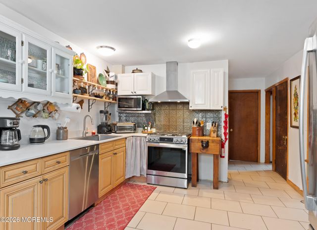 12 Thompson Avenue, Leonardo, NJ 07737