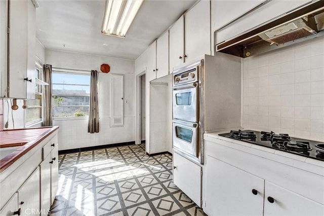 411 N Glenwood Place, Burbank, CA 91506