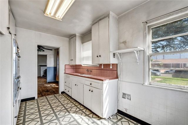 411 N Glenwood Place, Burbank, CA 91506