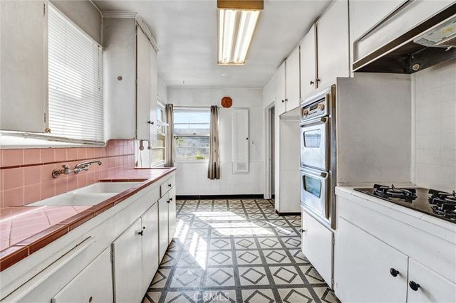 411 N Glenwood Place, Burbank, CA 91506
