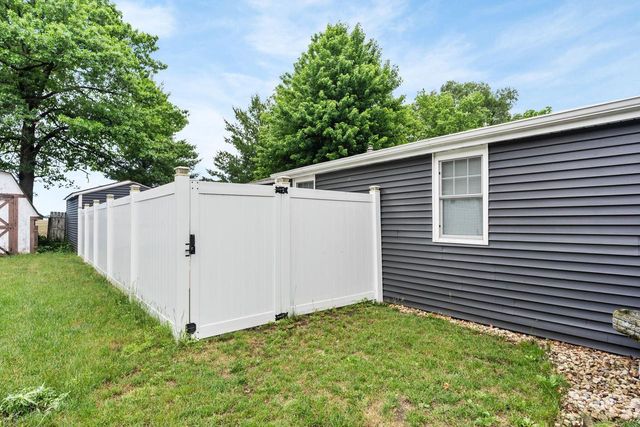 82 Falling Creek CIRCLE, Janesville, WI 53548
