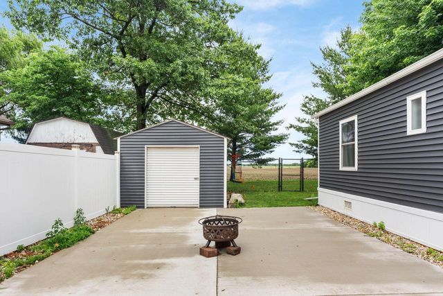 82 Falling Creek CIRCLE, Janesville, WI 53548