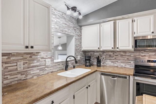 82 Falling Creek CIRCLE, Janesville, WI 53548