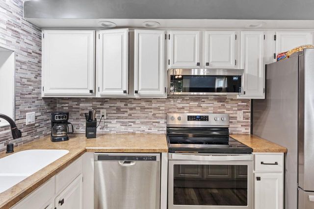 82 Falling Creek CIRCLE, Janesville, WI 53548