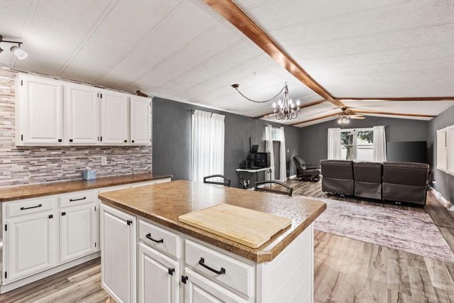 82 Falling Creek CIRCLE, Janesville, WI 53548