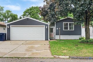 82 Falling Creek CIRCLE, Janesville, WI 53548