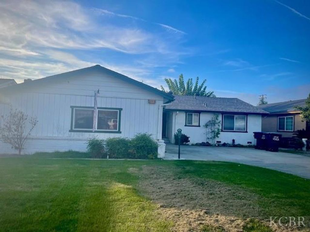 2113 S Court Street, Visalia, CA 93277