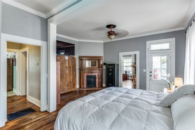 902 S Waco Street, Weatherford, TX 76086