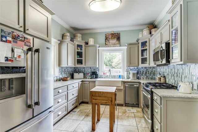 902 S Waco Street, Weatherford, TX 76086