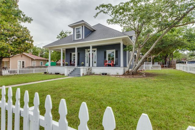 902 S Waco Street, Weatherford, TX 76086