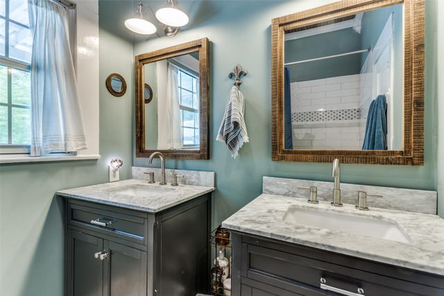 902 S Waco Street, Weatherford, TX 76086