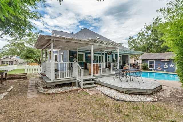 902 S Waco Street, Weatherford, TX 76086