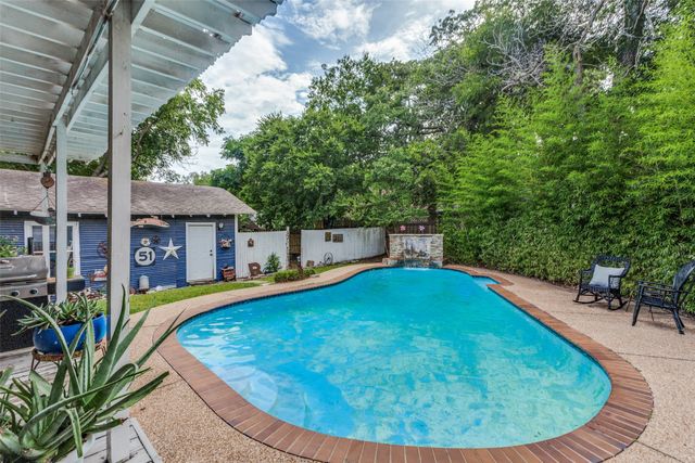 902 S Waco Street, Weatherford, TX 76086
