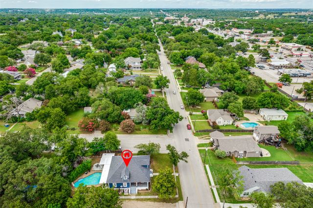 902 S Waco Street, Weatherford, TX 76086