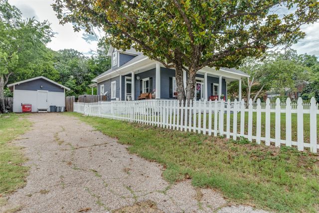 902 S Waco Street, Weatherford, TX 76086