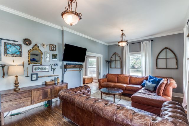 902 S Waco Street, Weatherford, TX 76086