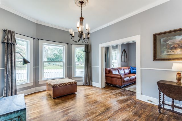 902 S Waco Street, Weatherford, TX 76086