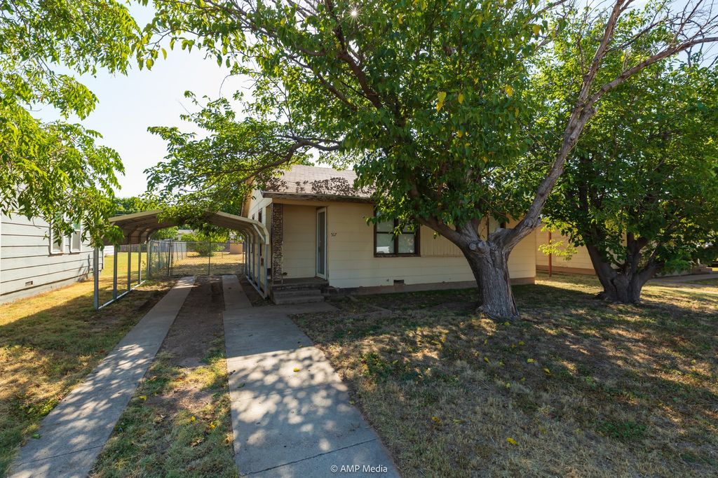 517 NW J Avenue, Hamlin, TX 79520